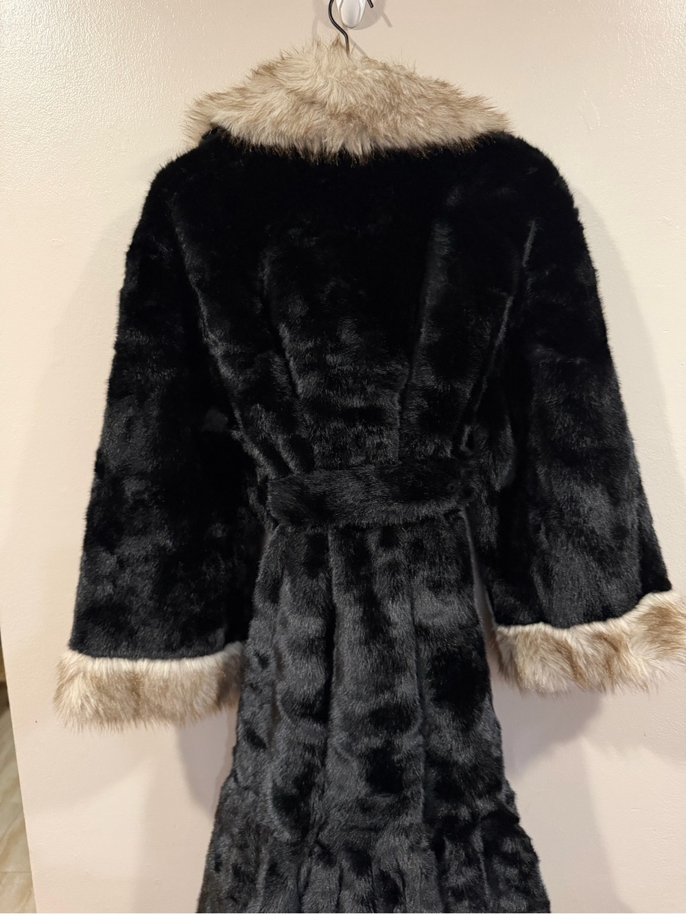NWOT Black Faux Fur Long Coat with Beige Trim Size Medium/Large - Picture 7 of 13